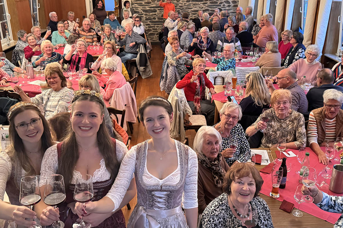 Als berraschungsgste waren die Weinregenten der Region Rheinbrohl/Hammerstein gekommen: Weinknigin Cosima Wilms (Mitte) mit ihren Weinprinzessinnen Esther Zwick (links) und Maike Rttgen (rechts). Fotos: Susanne Thiele