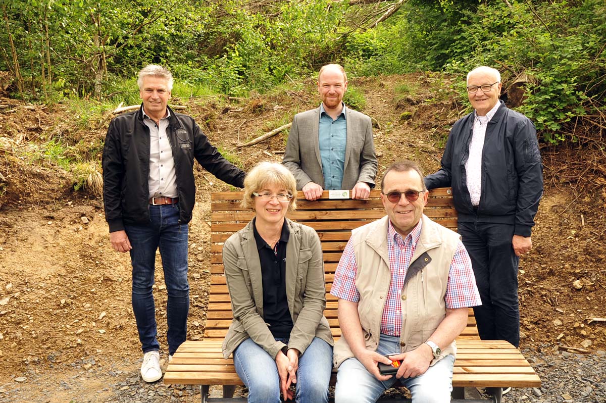 Die EAM sponsert Wanderbank fr Wissen - Stadtwald "Kttingsbach" wird aufgewertet