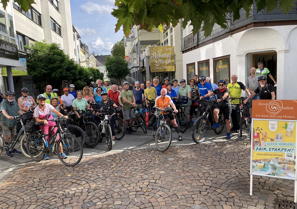 An die 40 Radfahrer begrten Mitarbeiter und Mitarbeiterinnen des Weltladens Betzdorf am Sonntagnachmittag in Betzdorf. (Foto: Weltladen Betzdorf)