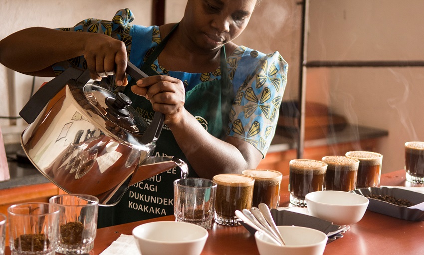 Kaffeetesterin Emertha Mukabavugirise  (Foto C.Nusch, GEPA)