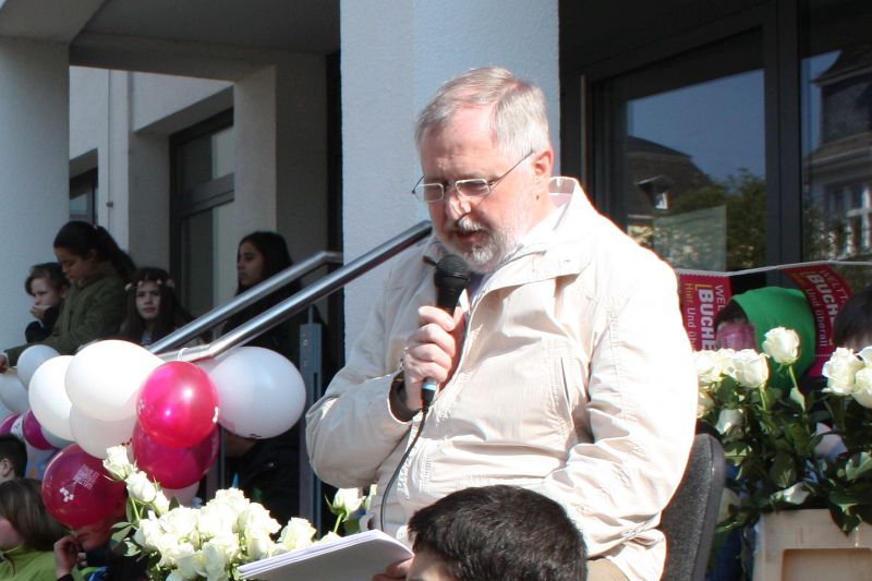 Konrad Schwan trug in Gedenken an den "Welttag des Buches" Frhlingsgedichte vor Foto: jkh