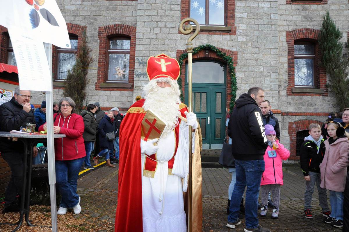 Sonniges Wetter lud zum Bummeln ein: Weyerbuscher Weihnachtsmarkt war gut besucht