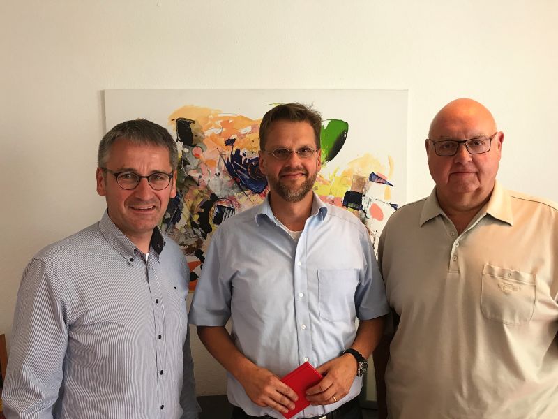 Hendrik Hering (links) begrt Dr. Werner Wengenroth in der Partei, rechts Harald Ulrich. Foto: SPD