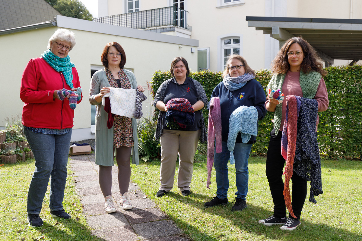 Sie wollen auch in diesem Jahr den Geflchteten auf Lesbos helfen (v. l.): Kerstin Pleitgen (Evangelische Kirchengemeinde Selters), Sandra Pietschmann (Seniorenzentrum St. Franziskus), Kerstin Hutya (Katholische Pfarrei St. Anna), Pfarrerin Swenja Mller. (Foto: Privat)
(Evangelische Kirchengemeinde Selters) und Nadine Bongard (Evangelisches
Dekanat Westerwald).