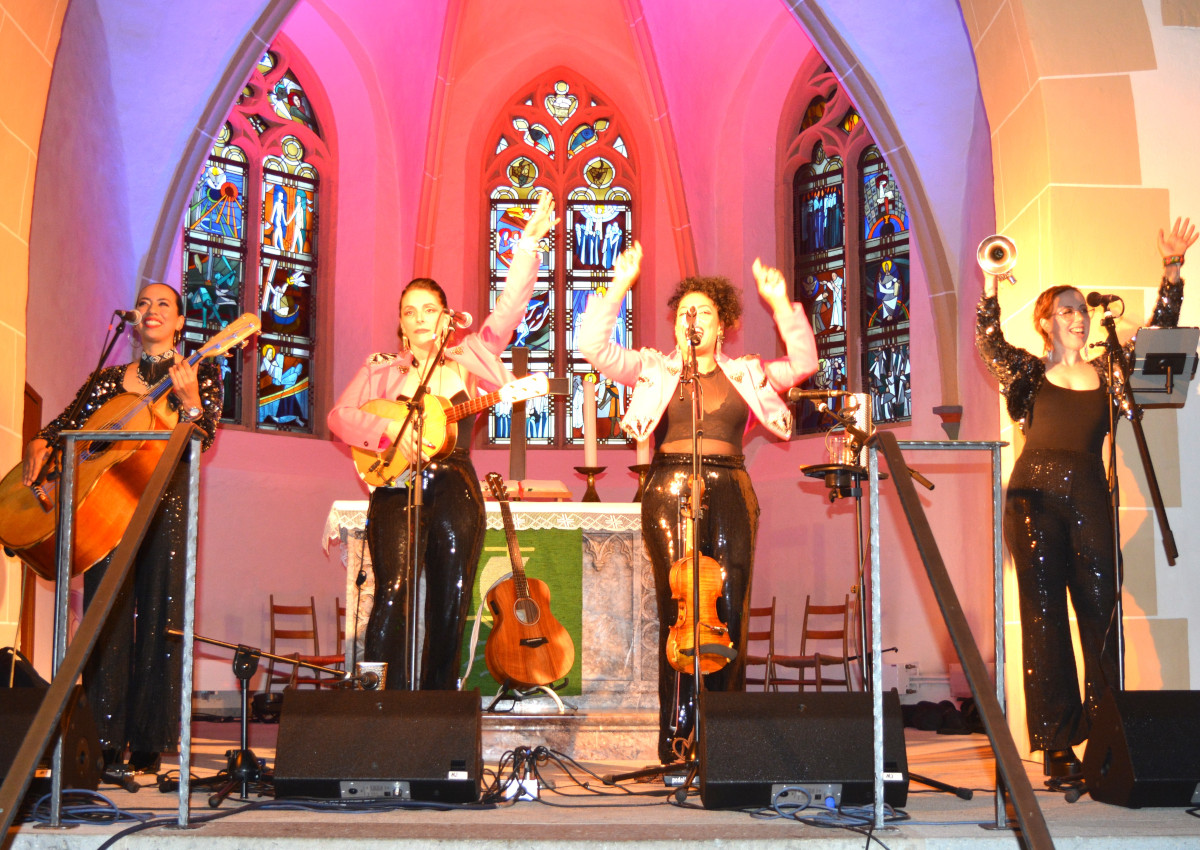 Die Schlosskirche in Westerburg bebte: Mexikanische Musik von "Flor de Toloache" begeisterte