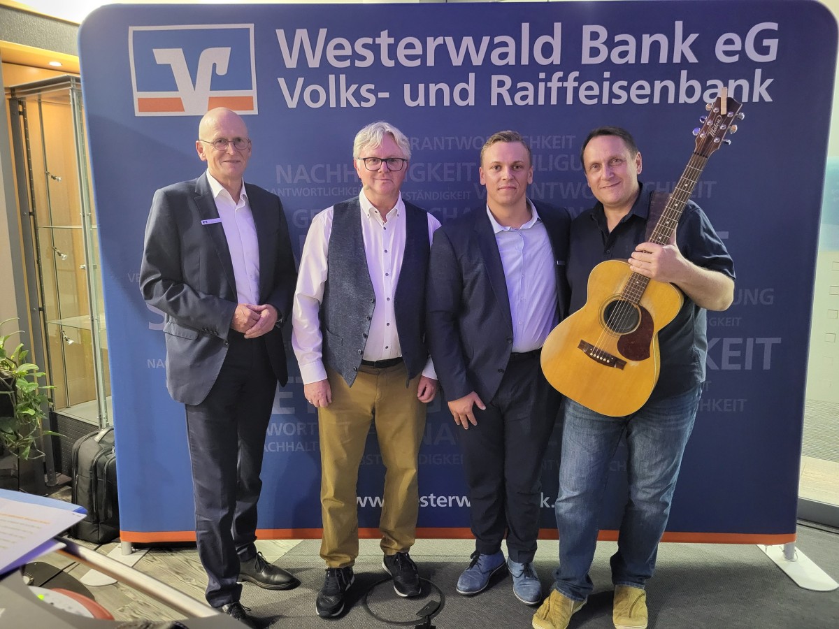 Stephan Zorn (Marktbereichsleiter Hachenburg - Oberwesterwald bei der Westerwald Bank), Frank Steinhagen (Direktor Vertrieb der Union Investment und Experte fr Vermgensbertragung), Lorenz Candrix (Geschftsstellenleiter der Westerwald Bank in Hachenburg), Andreas Geffarth (Gitarrist, Snger und Songwriter) (Foto: Carolin Stahl/Westerwald Bank eG)