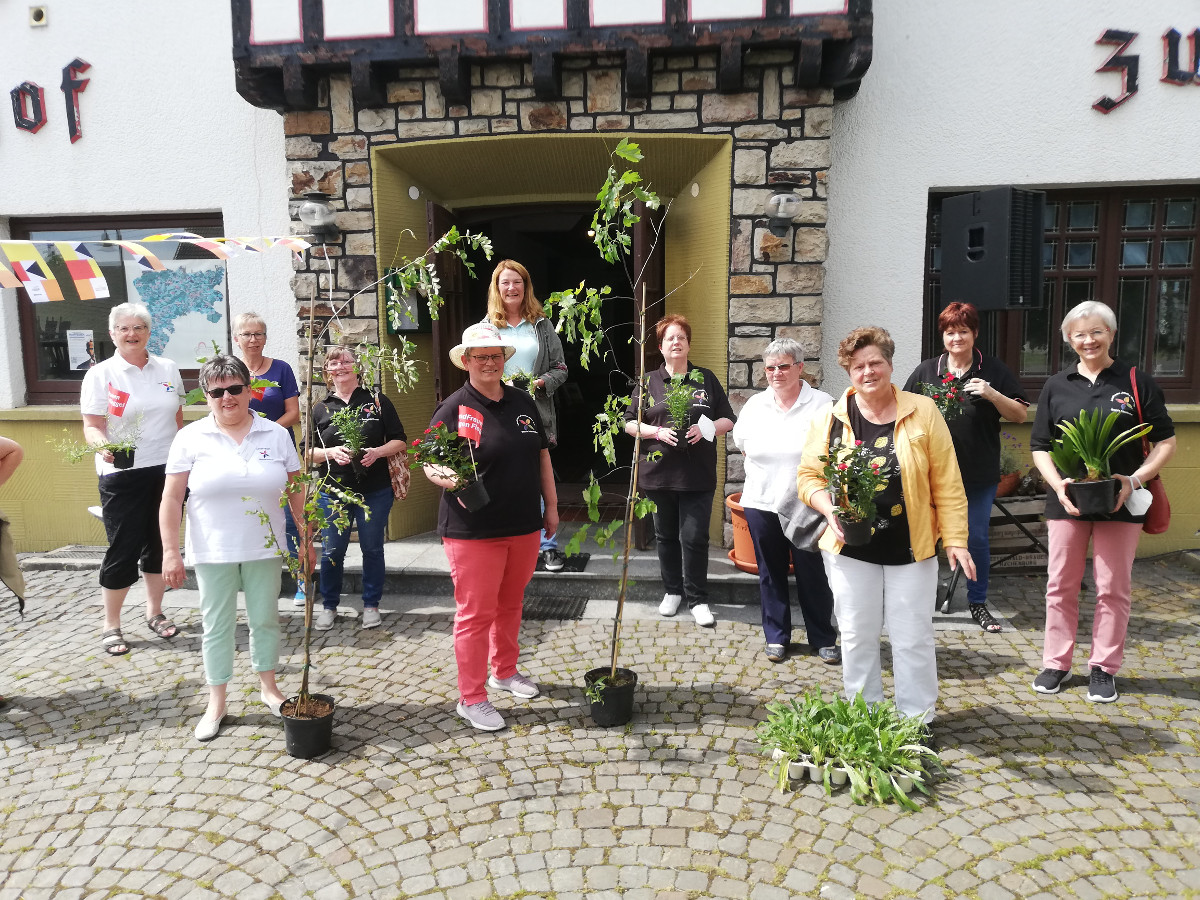 Die Landfrauen haben mit einer Pflanzaktion Spenden fr die VorTour der Hoffnung gesammelt. (Foto: Privat)