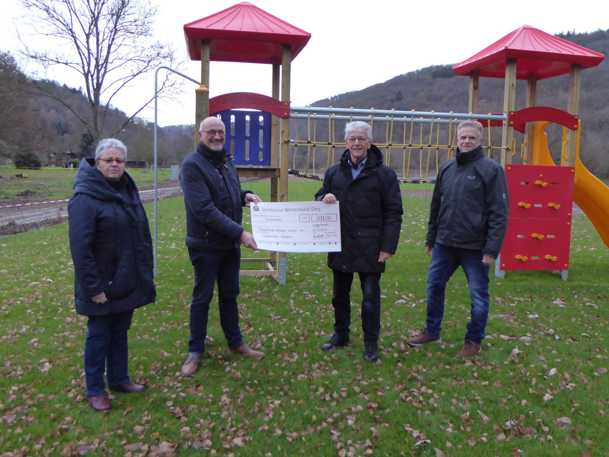 Von links: Beigeordnete Engolda Bohlscheid (Weyerbusch), Ortsbrgermeister Jrgen Schwarzmann (Hnningen), Ortsbrgermeister Dietmar Winhold (Weyerbusch), Beigeordnete Ralph Hassel (Weyerbusch). (Foto: Ortsgemeinde Weyerbusch)