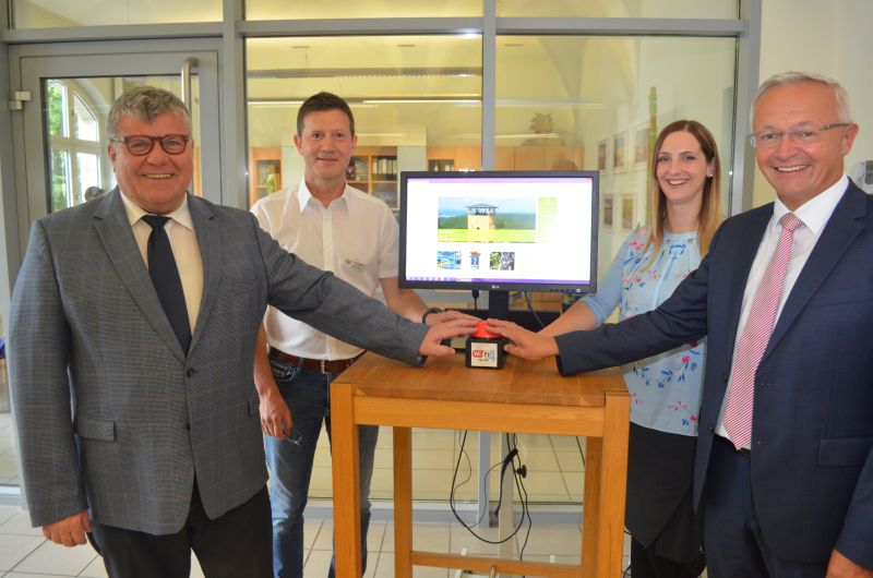 Landrat Achim Hallerbach (rechts) gab gemeinsam mit dem zustndigen Dezernenten Michael Mahlert (links), Lisa Schubert und Markus Fries von der Stabsstelle Digitalisierung durch Drcken des roten Knopfes den Startschuss fr die beiden access points im Kreishaus. Damit bietet der Landkreis Neuwied als einer der ersten Landkreise eine attraktivere Ausgestaltung von Wartezonen. Fotos: Kreisverwaltung Neuwied