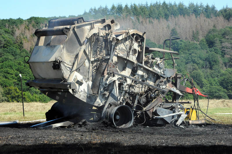 Brennende Ballenpresse lst Feuerwehreinsatz aus