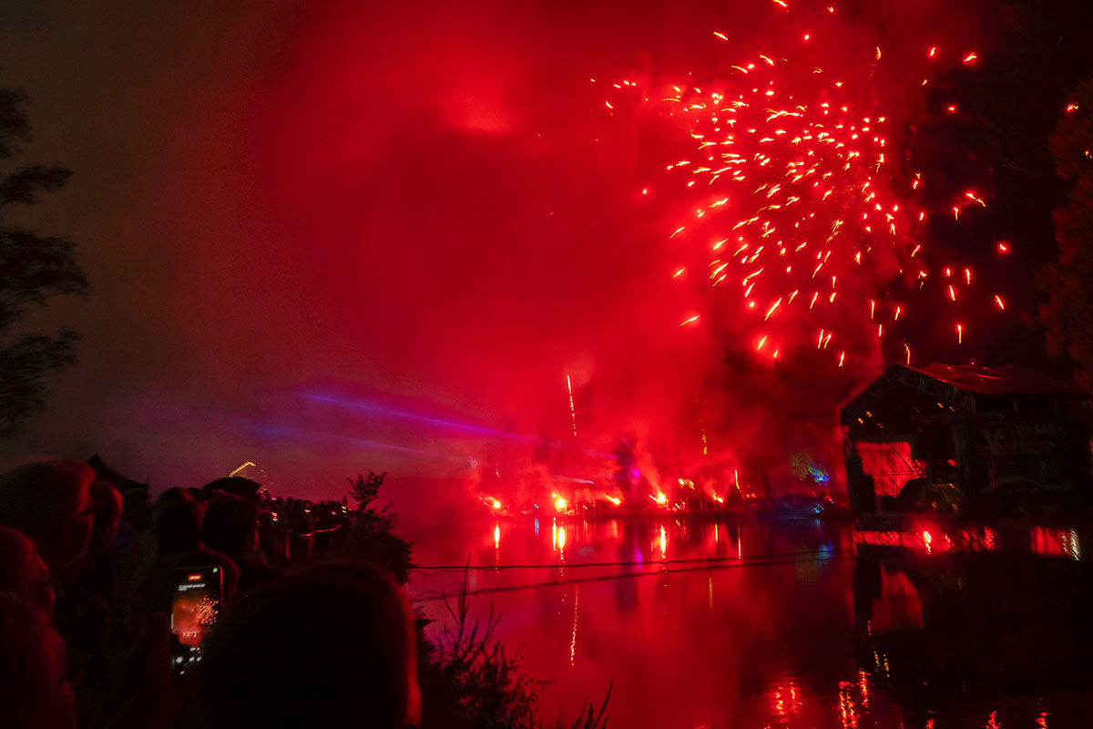 Groartige Feuerwerksshow mit Musik, Laser und Heiluftballon bei "Wied in Flammen"