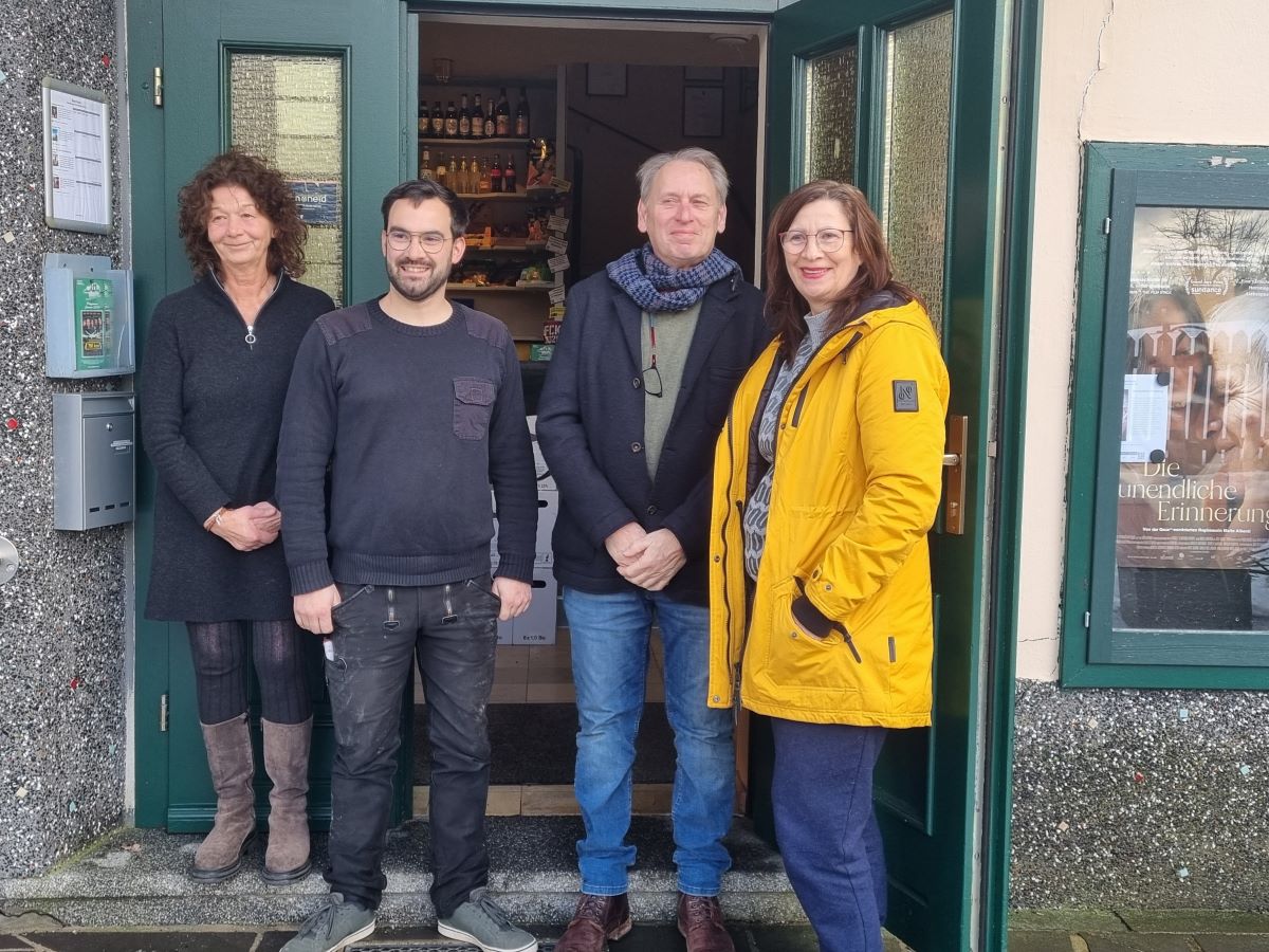 Samuel Tomasiello (2. von links) leitet als neuer Pchter und Betreiber die Wied-Scala in Neitersen. Karin Leicher (links) sowie Uli und Wilma Hsch haben ihr Gewerbe zum 31. Dezember 2023 abgemeldet. (Foto: vh) 