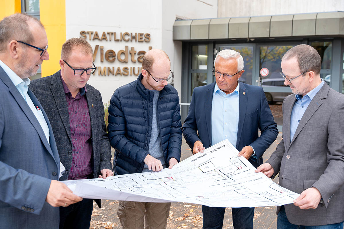 Landrat berreicht Wiedtal-Gymnasium Frderbescheid