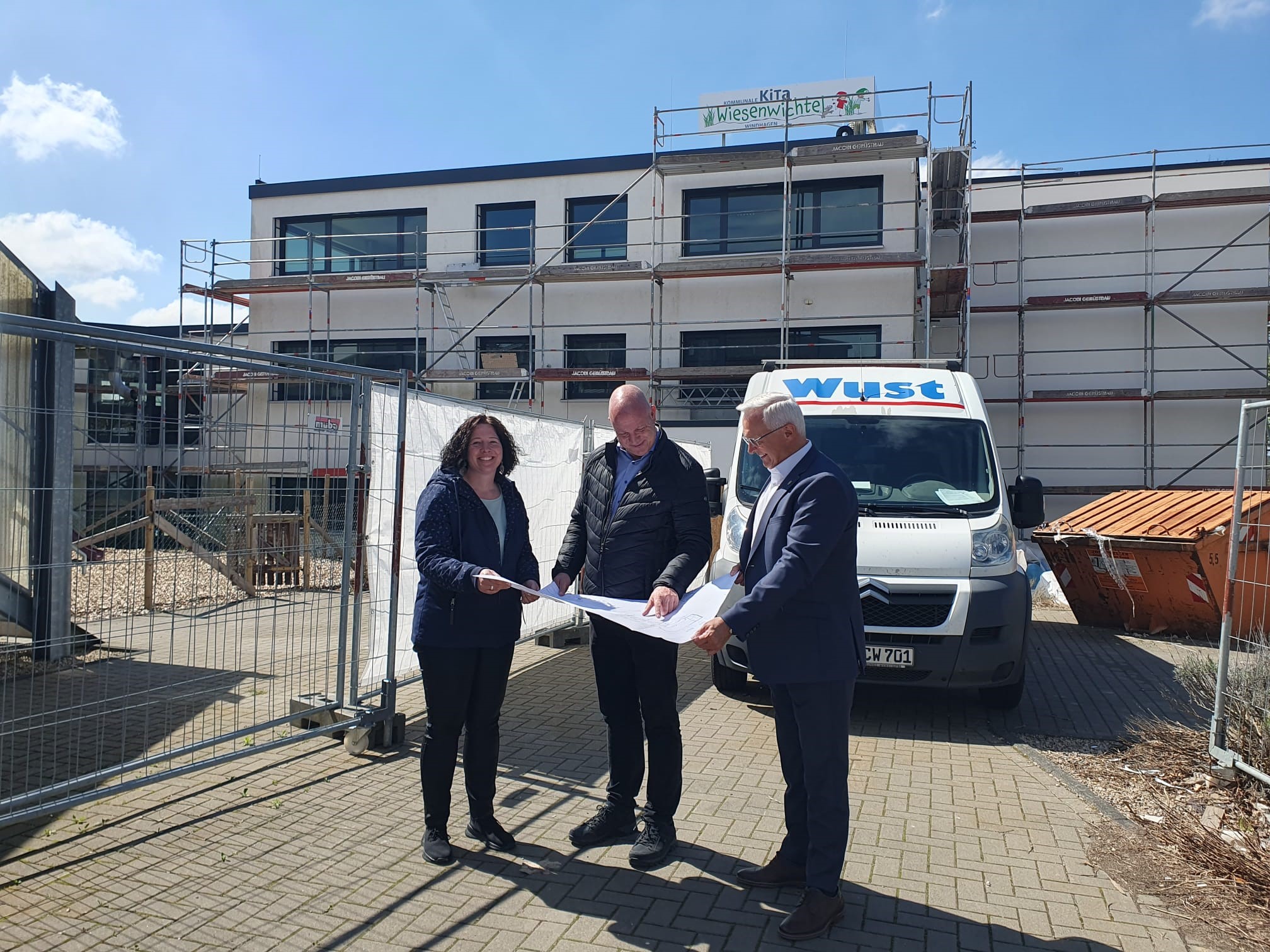 Landrat, Ortsbrgermeister und Kita-Leiterin an der Baustelle. Foto Ortsgemeinde Windhagen