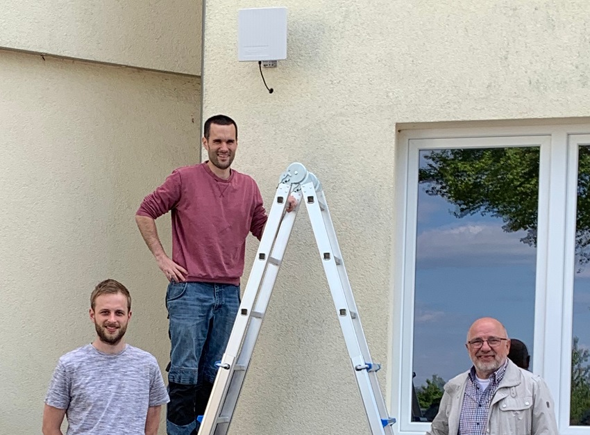 Matthias Reuber, Michel Hhn und Hubert Wagner (v.l.) freuen sich ber die Installation des ersten von insgesamt vier WLAN-Hotspots. (Foto: privat)