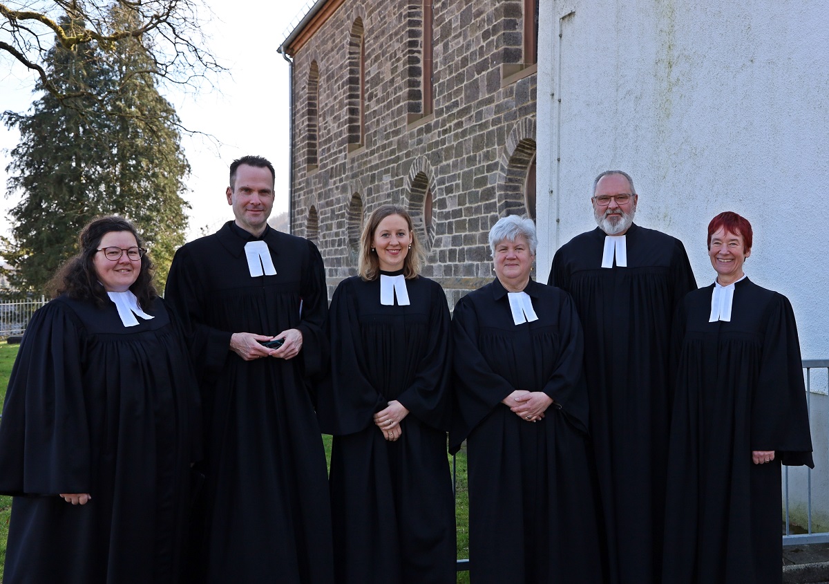 Die Pfarrer im Nachbarschaftsraum "Wller Land": (v.l.) Vikarin Friederike Zeiler, Pfarrer Maic Zimmermann, Pfarrerin Viola Grf, Pfarrerin Sabine Jungbluth, Pfarrerin Heike Meissner; 2te von rechts: Dekan Dr. Axel Wengenroth. (Fotos: Fotos: Sabine Hammann-Gonschorek)