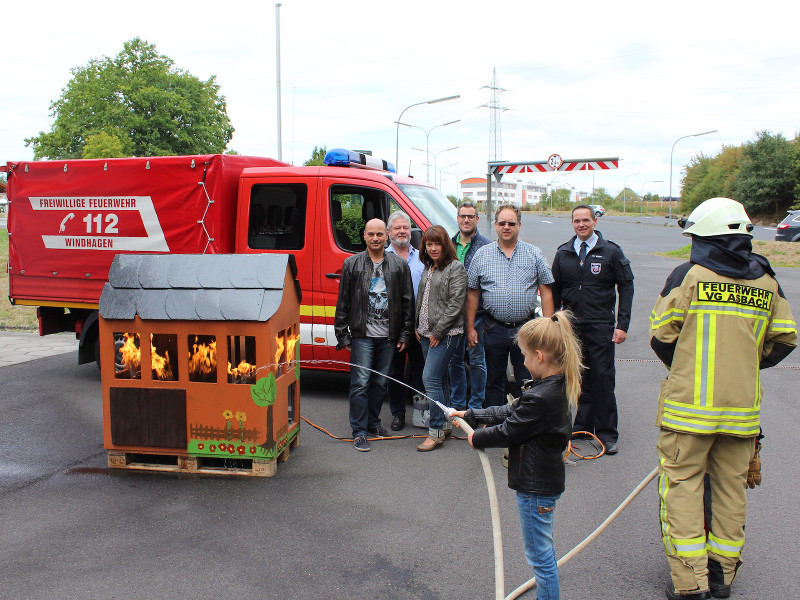 Die Bauherren" des bungshauses mit dem Vorstand des Frdervereins bei der bergabe an Wehrfhrer Markus Hller. Foto: Frderverein der Feuerwehr Windhagen e.V.