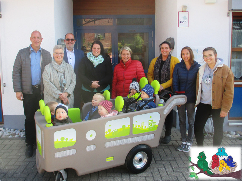 Das Team der KiTa Spatzennest nimmt gemeinsam mit Vertretern des Frdervereins, Sponsoren, Vertretern der Gemeindeleitung und einigen Kindern das neue Fahrzeug in Betrieb. Foto: Kita Spatzennest