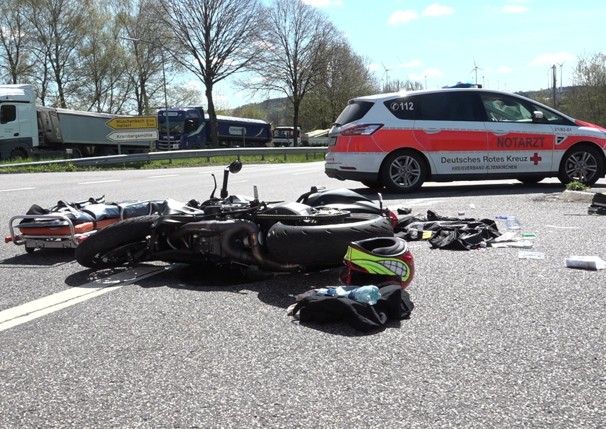 Der Motorradfahrer wurde schwer verletzt. (Fotos: Ralf Steube)