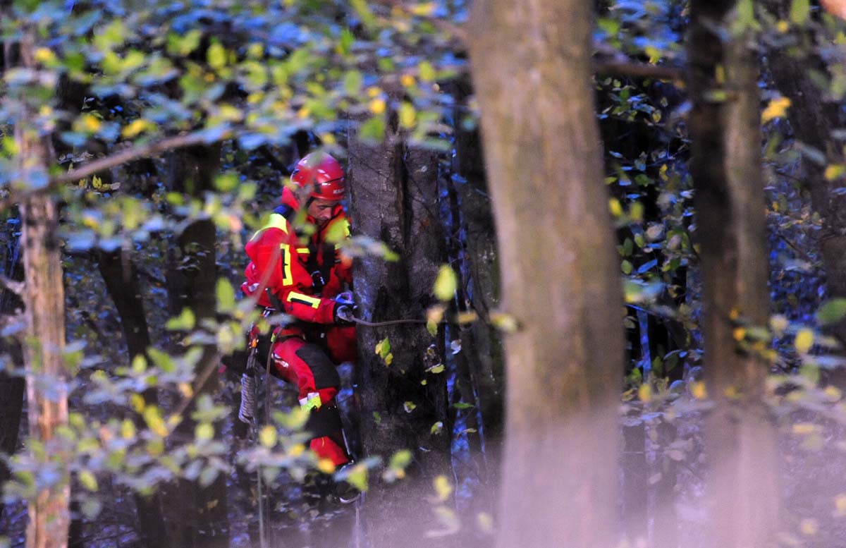 Windeck: Gleitschirmflieger landete im Baum - Aufwndiger Einsatz fr die Rettungskrfte