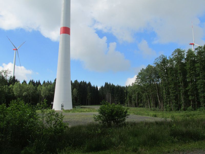 Diese drei Windkraftanlagen am Roten Kopf in Westerburg waren Gegenstand einer Untersuchung zum Rotmilan, die der Westerwaldkreis in Auftrag gegeben hat. Foto: Pressestelle der Kreisverwaltung     