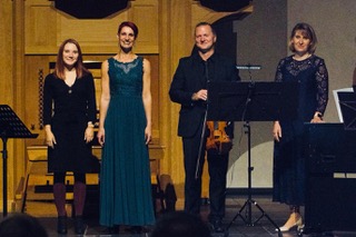 Fhren die Winterreise von Franz Schubert in Auszgen in der Kreuzkirche in Betzdorf auf von links: Ute Reimers, Manuela Meyer, Dominik Engel und Natalia Nazarenus: (Foto privat/Manuela Meyer)