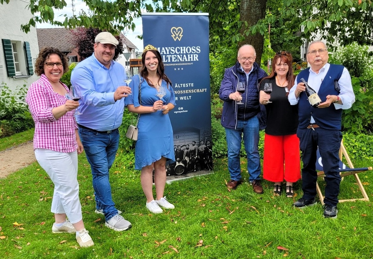 Erinnerungsfoto an einen besonderen Nachmittag im Garten des Raiffeisenhauses in Flammersfeld. Unser Foto zeigt von links: Angela Metzen, Mirco Burkardt, Weinknigin Jule Streich, Rolf Schmidt-Markoski, Martina Beer und Christoph Lange. (Foto: Anette Neitzert.)