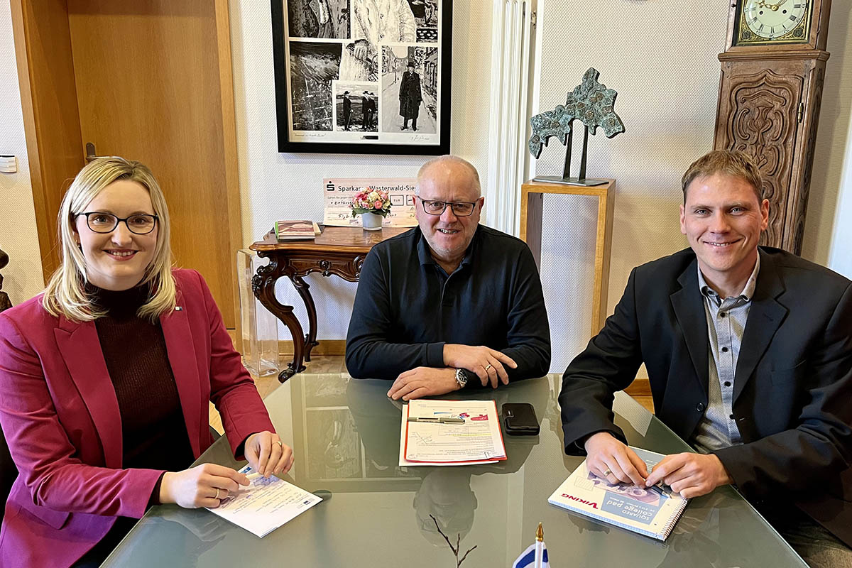 Landrat Dr. Peter Enders (Mitte), Kristina Kutting (IHK), und Lars Kober (Wirtschaftsfrderung) freuen sich auf weitere Dialoge mit den heimischen Unternehmen. (Foto: Andreas Schultheis, Kreisverwaltung Altenkirchen)