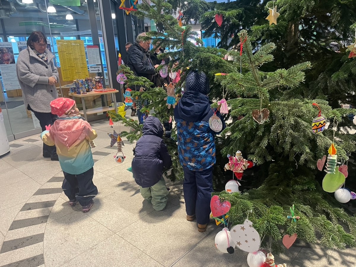 Das Weihnachtsbaumschmcken: Eine schne Tradition, die dem Regiobahnhof in Wissen den Zauber der Weihnachtszeit bringt. (Fotos: Katharina Behner. Das Einverstndnis der Erziehungsberechtigten liegt vor.)