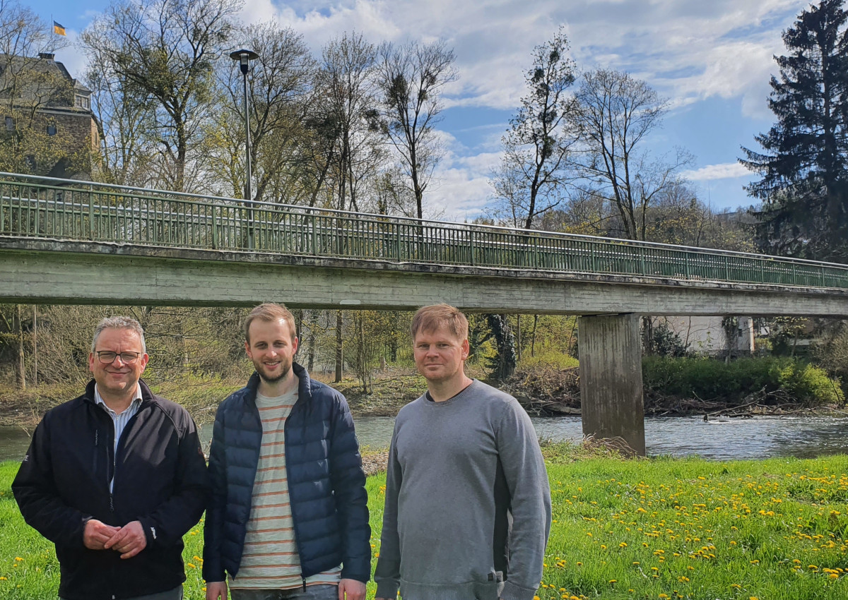 Whrend eines Ortstermins an der zu erneuernden Heubrcke als Bestandteil des Radweges Sieg. Von links Brgermeister Berno Neuhoff, Landtagsabgeordneter Matthias Reuber und Fraktionsvorsitzender Sebastian Papenfu. (Foto: privat)