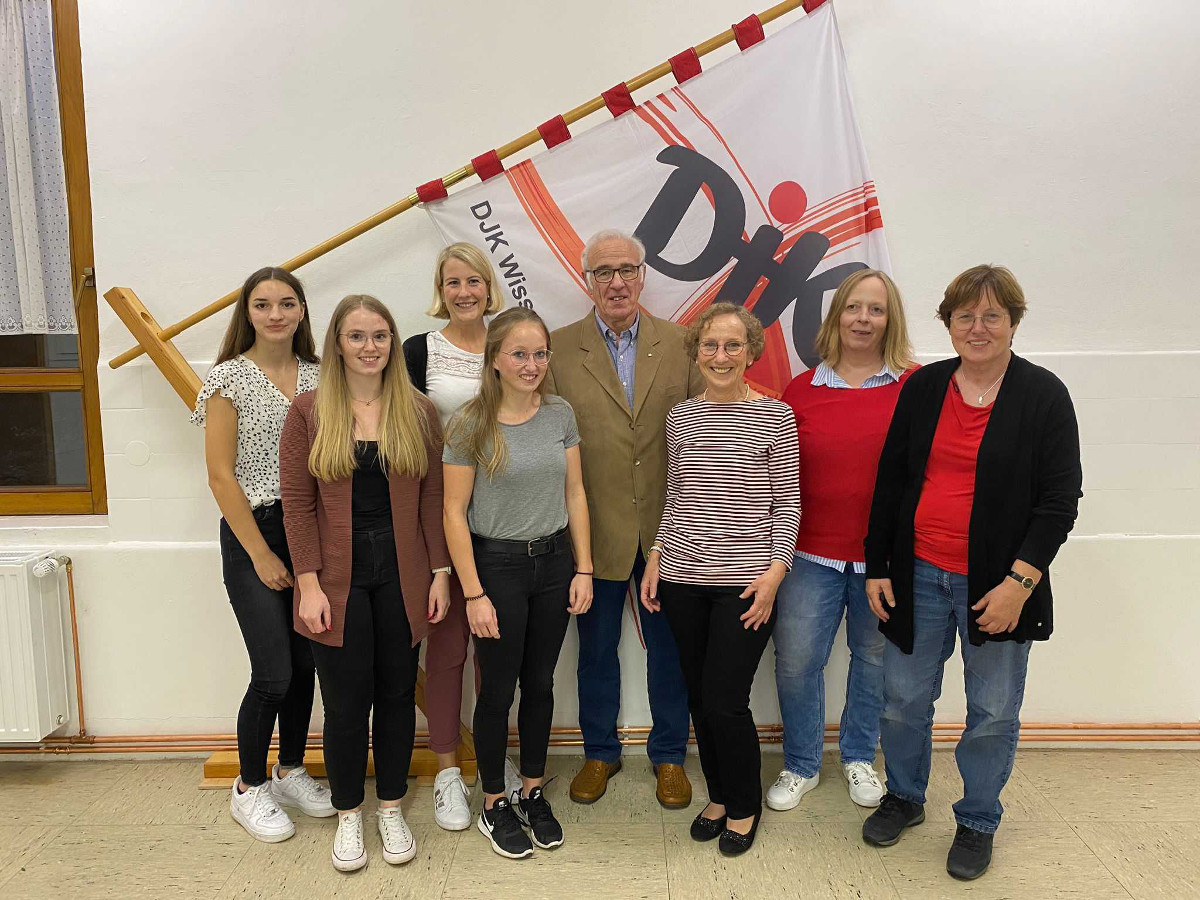 Bei der DJK Wissen-Selbach ist eine neue Vorstandsgeneration am Start. Von links: Louisa Herzog, Jasmin Globas, Sabrina Franken, Tamara Orthen, Ewald Orthen, Elfriede Frmberg, Christiane Kugelmeier, Bernadette Jung. (Foto: Verein)