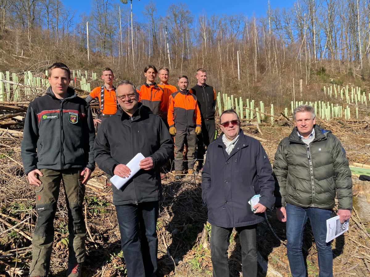 Wiederaufforstung in der Kttingsbach. Vorne v.l. Andreas Weber, Berno Neuhoff, Claus Behner, Markus Rdder. Dahinter die fleiigen Pflanzer. Im Hintergrund sieht man die auf der Westseite schon gepflanzten Bume mit schtzenden Hllen umgeben. (Foto: KathaBe)  