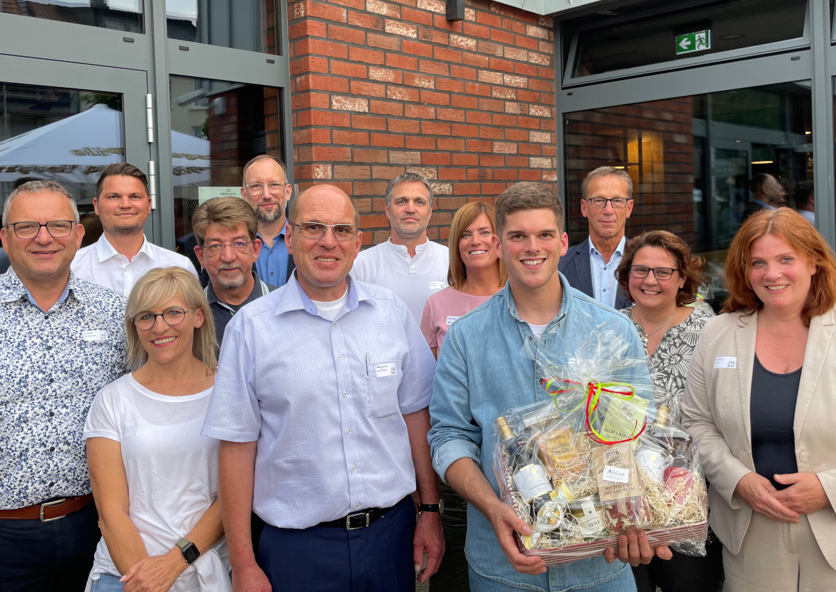 Simon Sack (Mitte mit Prsent) im Kreise von Treffpunkt-Vorstand und Mitgliedern, sowie Sandra Weeser (rechts im Foto) und Berno Neuhoff (links im Foto). (Foto: KathaBe)