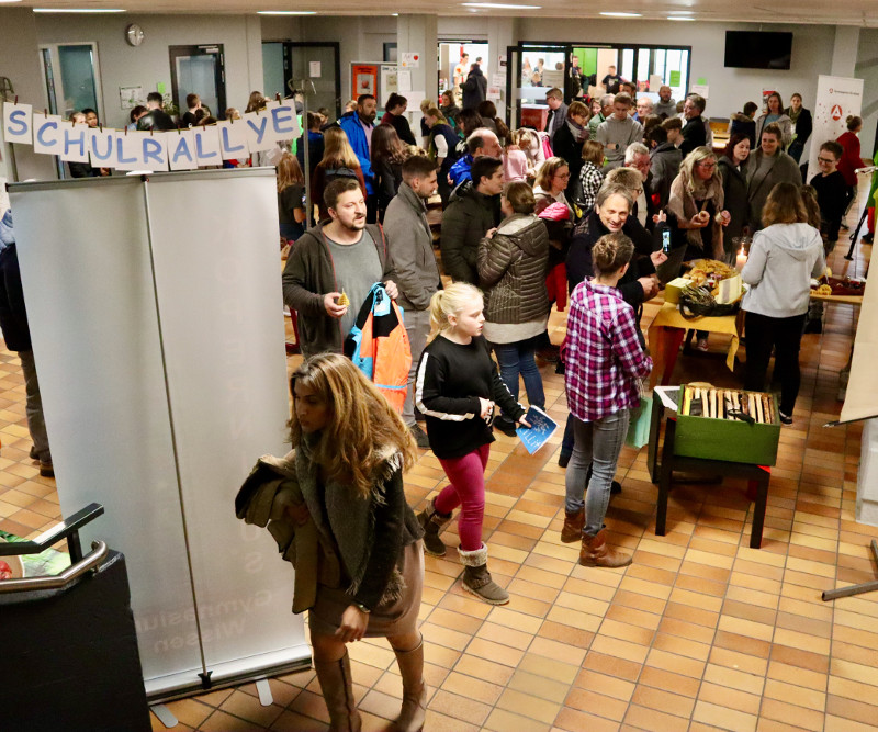 Viele Neugierige nutzten die Chance, sich die Angebote des Kopernikus-Gymnasiums anzusehen. Foto: Schule