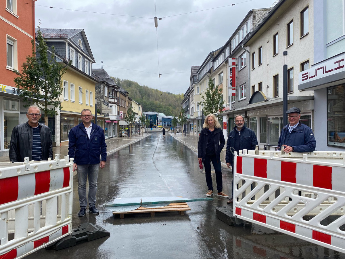 Gemeinsam gaben v.l. Uli Noss, Brgermeister Berno Neuhoff, Kerstin Robach, Uwe Hennig und Martin Heinemann (Planungsbro) die Teilfreigabe der Rathausstrae in Wissen bekannt. (Foto: KathaBe)