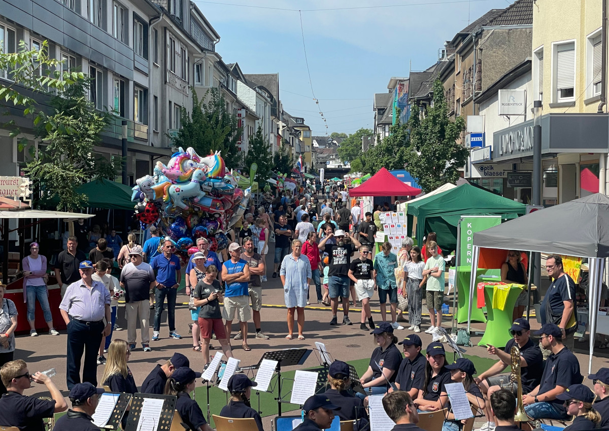 Tausende zog es bereits am Vormittag des Straenfestes in Wissen anlsslich der feierlichen Erffnung der Rathausstrae in die Siegstadt. (Fotos: KathaBe)