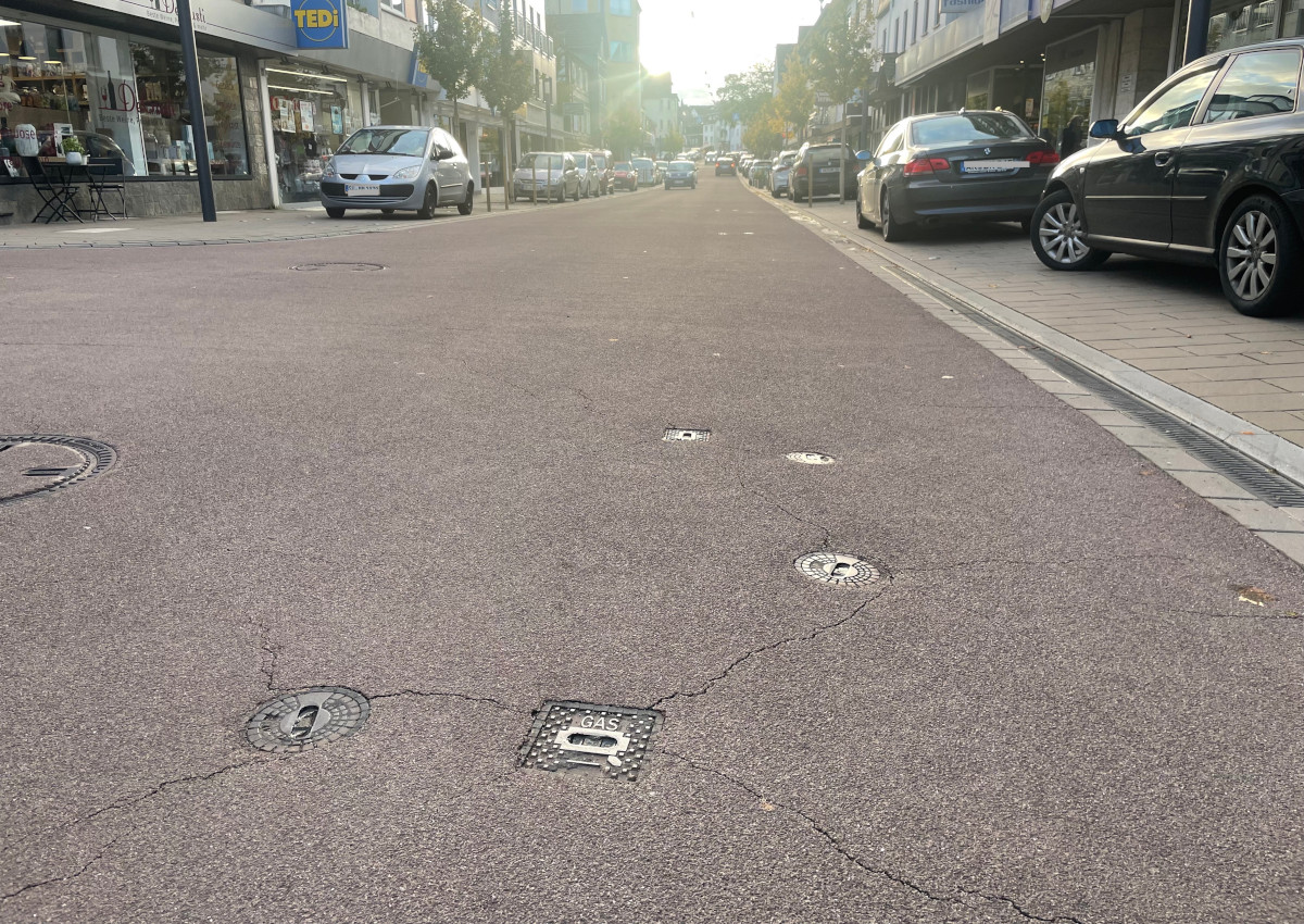 Kurz nach der Sanierung traten schon Risse in der Wissener Rathausstrae zutage. (Foto: Archiv Katharina Behner)