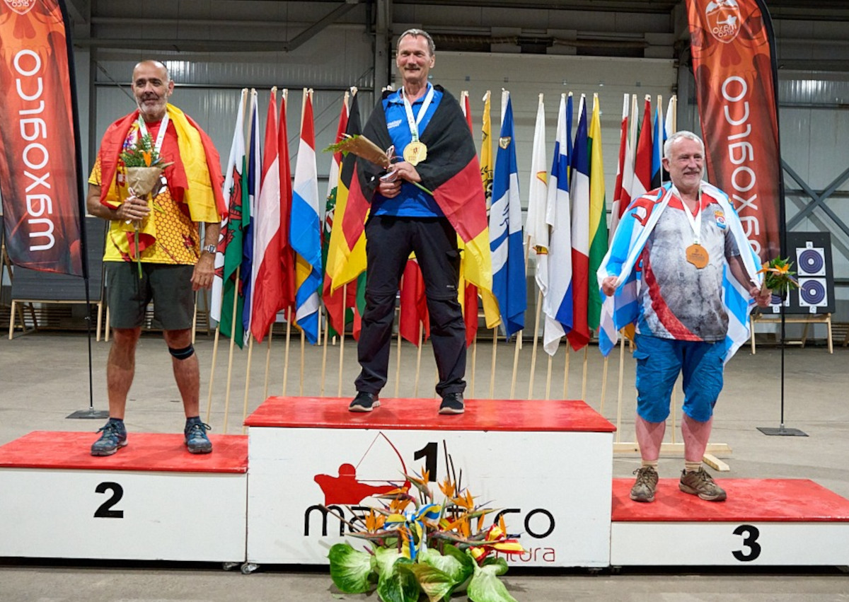 Klaus Frhling bei der Siegerehrung. (Fotos: International Field Archery Association (IFFA))