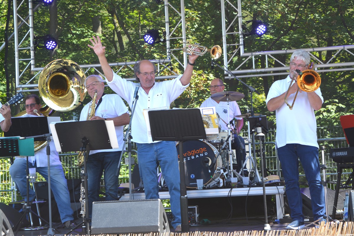 Wissener "eigenArt" veranstaltete Frhschoppen mit der Jazzband "Schrglage"