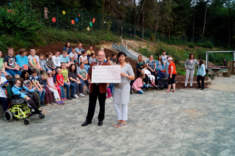 1000 Euro fr die Umgestaltung des Schulhofs: Die Frderschule am Alserberg in Wissen kann die Spende der Sparkasse gut gebrauchen. Foto: Privat