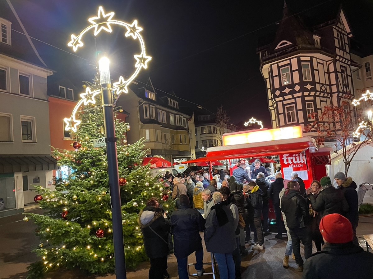 Bei Glhwein und Punsch und manchen Leckereien wurde sich in Wissen gemeinsam auf die Advents- und Weihnachtszeit eingestimmt. (Fotos: Katharina Behner)