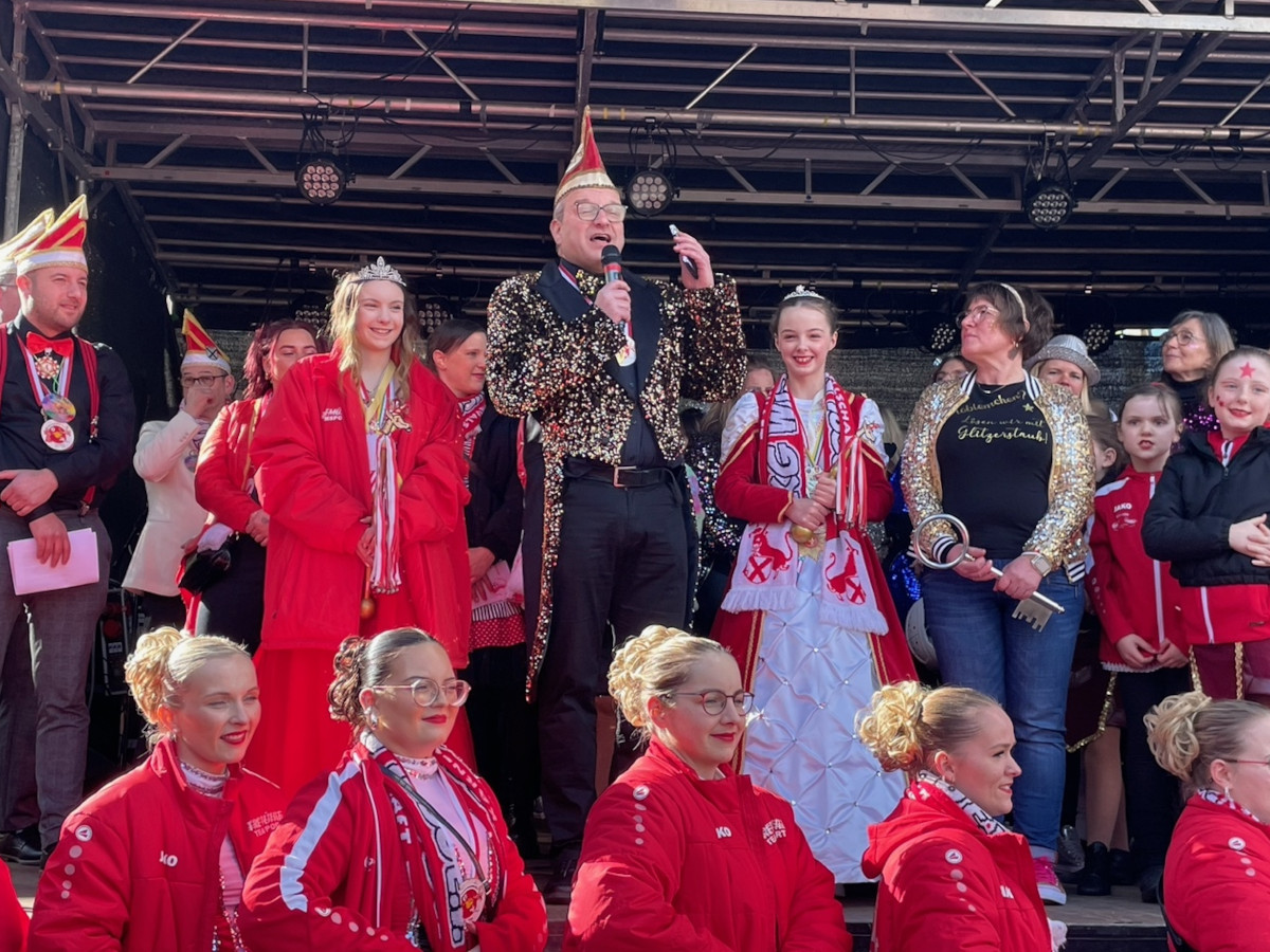 Traditionell wurde das Wissener Rathaus pnktlich um 13.11 Uhr am Altweiberdonnerstag gestrmt. (Fotos: Katharina Behner) 