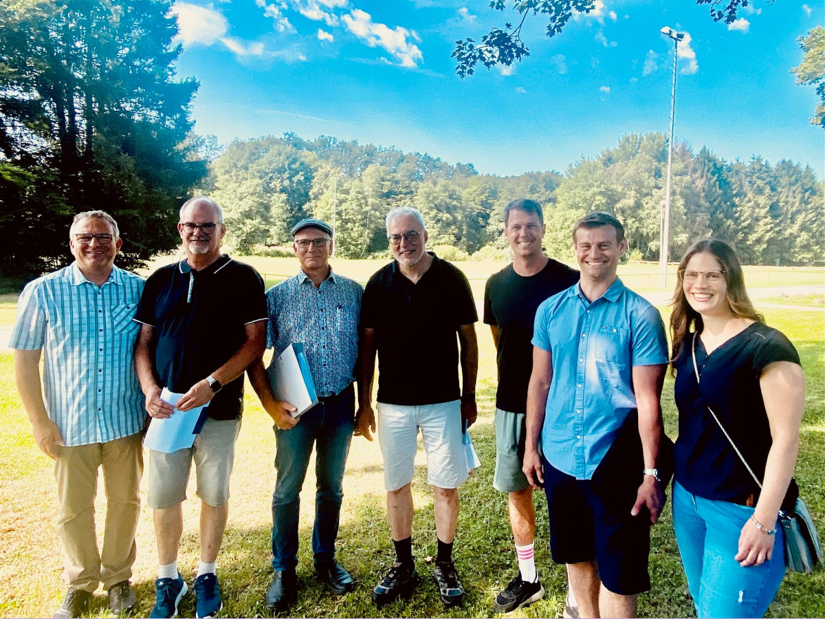 Zur Abstimmung der weiteren Vorgehensweise in Sachen Kleinspielfeld trafen sich in den Sommerferien (v. l.) Brgermeister Neuhoff, Andreas Reifenrath, VGV Wissen, Martin Heinemann, Ingenieurbro Heinemann, Lukas Fuchs, Grundschule Wissen, Michael Boll, Marion Dnhoff Realschule plus, Carsten Harmel, Kopernikus-Gymnasium, Jennifer Czambor, OT. (Foto: Verbandsgemeinde Wissen/Bjrn Kohlhaas)