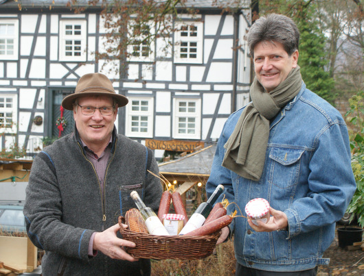 Nicolaus Graf Hatzfeldt (rechts) und Marktleiter Matthias Weber laden zum Weihnachtsmarkt auf Schloss Schnstein. (Foto: as) 