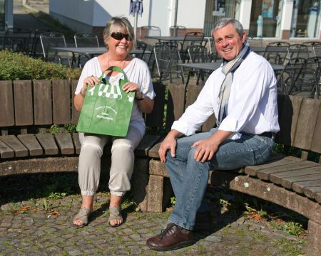 Walburga Hummerich und Rolf Jung setzen den Wunsch nach einem Wochenmarkt in die Tat um. Foto: pr