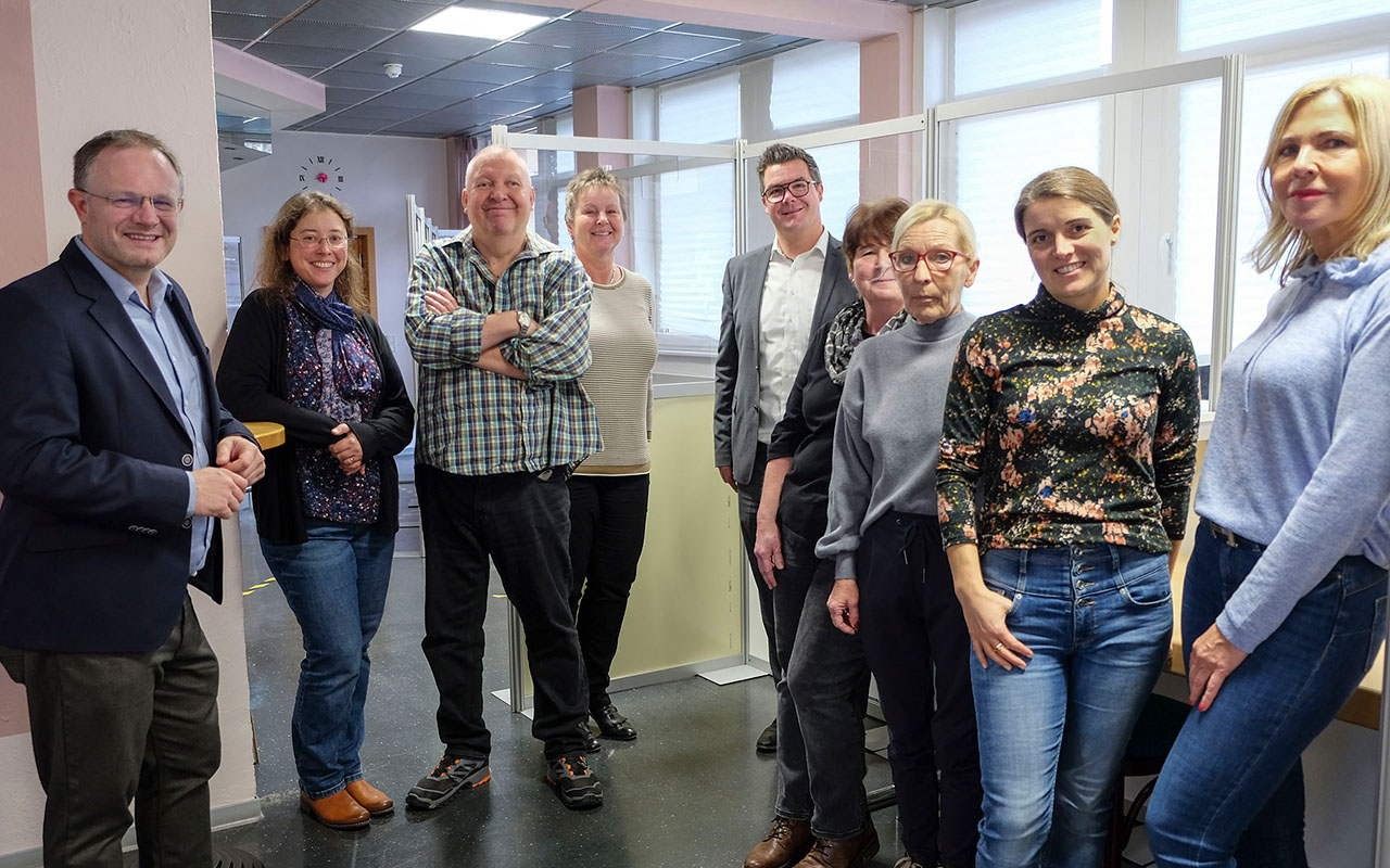 Oberbrgermeister Jan Einig (links im Bild) und Brgermeister Peter Jung (mittig) danken dem Team um Amtsleiterin Regina Berger (vierte von links) und Sandra Mette (zweite von links) fr ihren Einsatz zugunsten der Brger Neuwieds. (Foto: Stadtverwaltung Neuwied)
