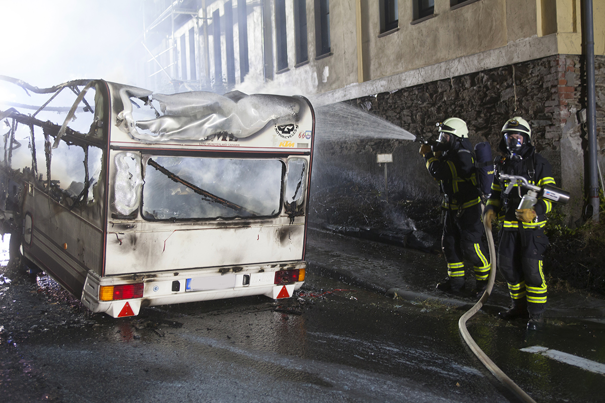 Wohnwagen geht in Urbach in Flammen auf