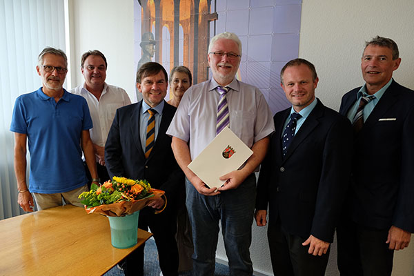 Bernd Wolff (3. von rechts) erhielt nun aus den Hnden von Brgermeister Jan Einig (2. von rechts) die von Ministerprsidentin Malu Dreyer unterzeichnete Urkunde zum 40. Dienstjubilum. Foto: Stadt Neuwied
