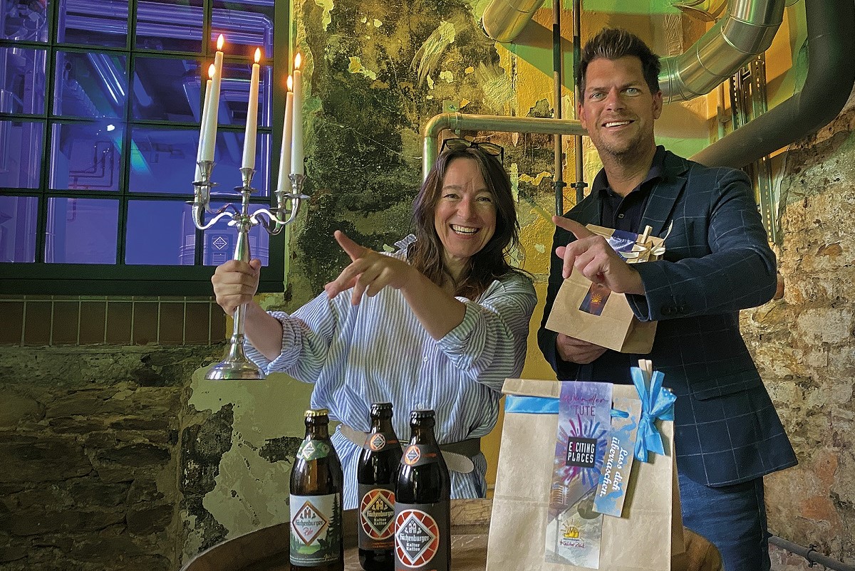 Beate Macht, Leiterin der Hachenburger KulturZeit und Jens Geimer, Geschftsfhrer der Hachenburger Brauerei, freuen sich auf die berraschungsveranstaltunhg "Exciting Places" am 9. und 10. September. (Foto: Torsten_Greis)