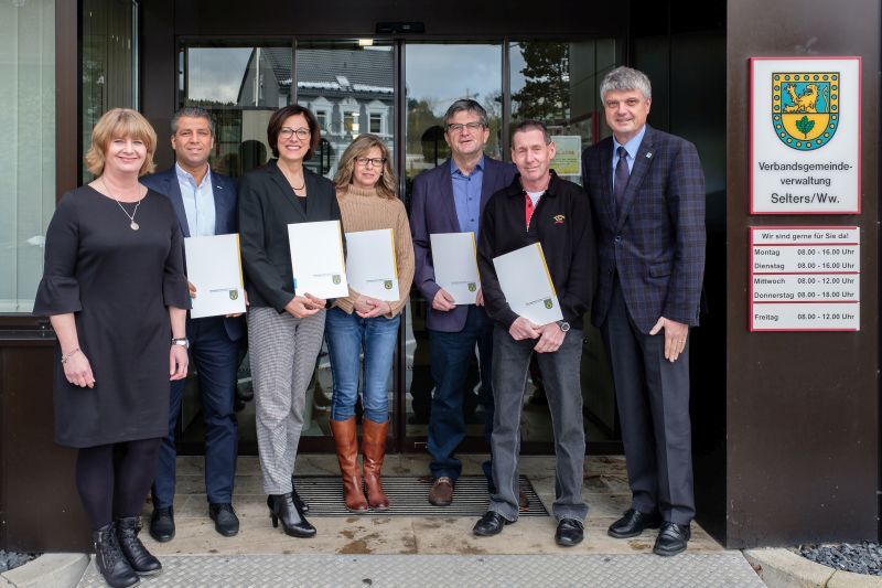 V.r.n.l.: Brgermeister Klaus Mller, Reinhard Schlder, Otmar Mayer, Ester Gbler, Andrea Leschinski, Erhan Evrem, Personalratsvorsitzende Corina Zeits. Foto: privat